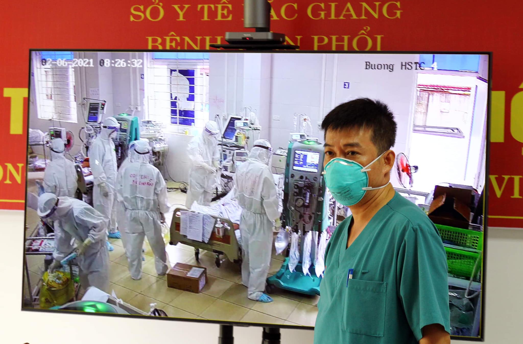 BSCKII Trần Thanh Linh, Phó trưởng Khoa Hồi sức cấp cứu BV Chợ Rẫy trao đổi về các ca bệnh nặng