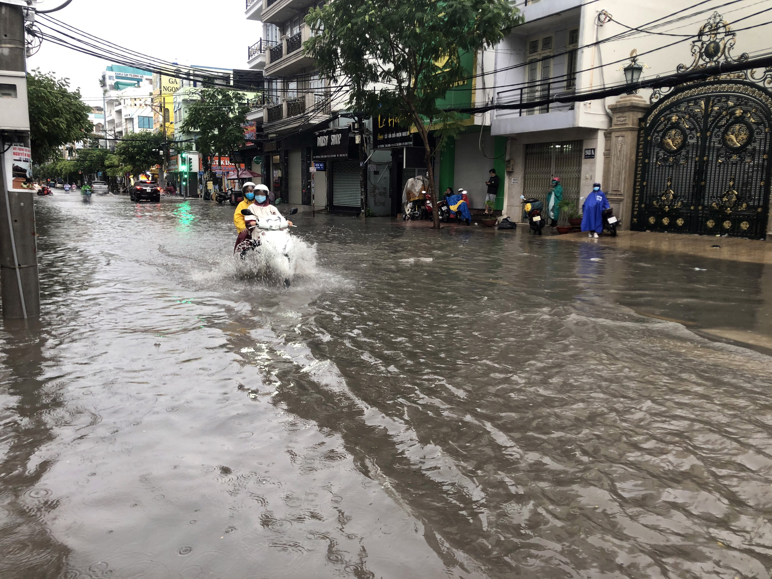 &nbsp;Chiều 2/6, TP.HCM xuất hiện mưa lớn kéo dài khoảng 30 phút khiến nhiều tuyến đường bị ngập nặng. Tại quận Tân Bình, nước ngập gần nửa bánh xe.
