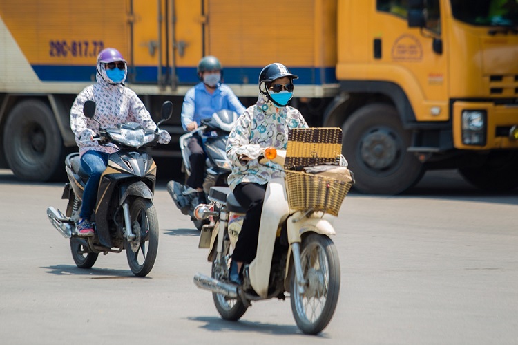 Càng về giữa trưa, nhiệt độ ngoài trời càng tăng cao. Đây cũng là thời điểm giờ tan tầm nên mọi người đổ ra đường đông khiến nắng nóng càng trở nên gay gắt.