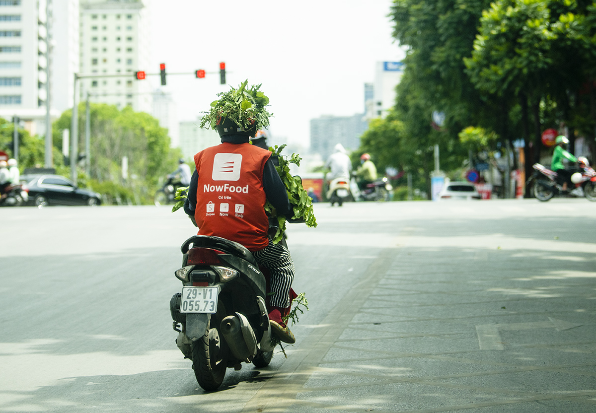 “Ngụy trang” độc đáo chống nắng nóng ở HN: Lấy lá cây quấn quanh người - 9