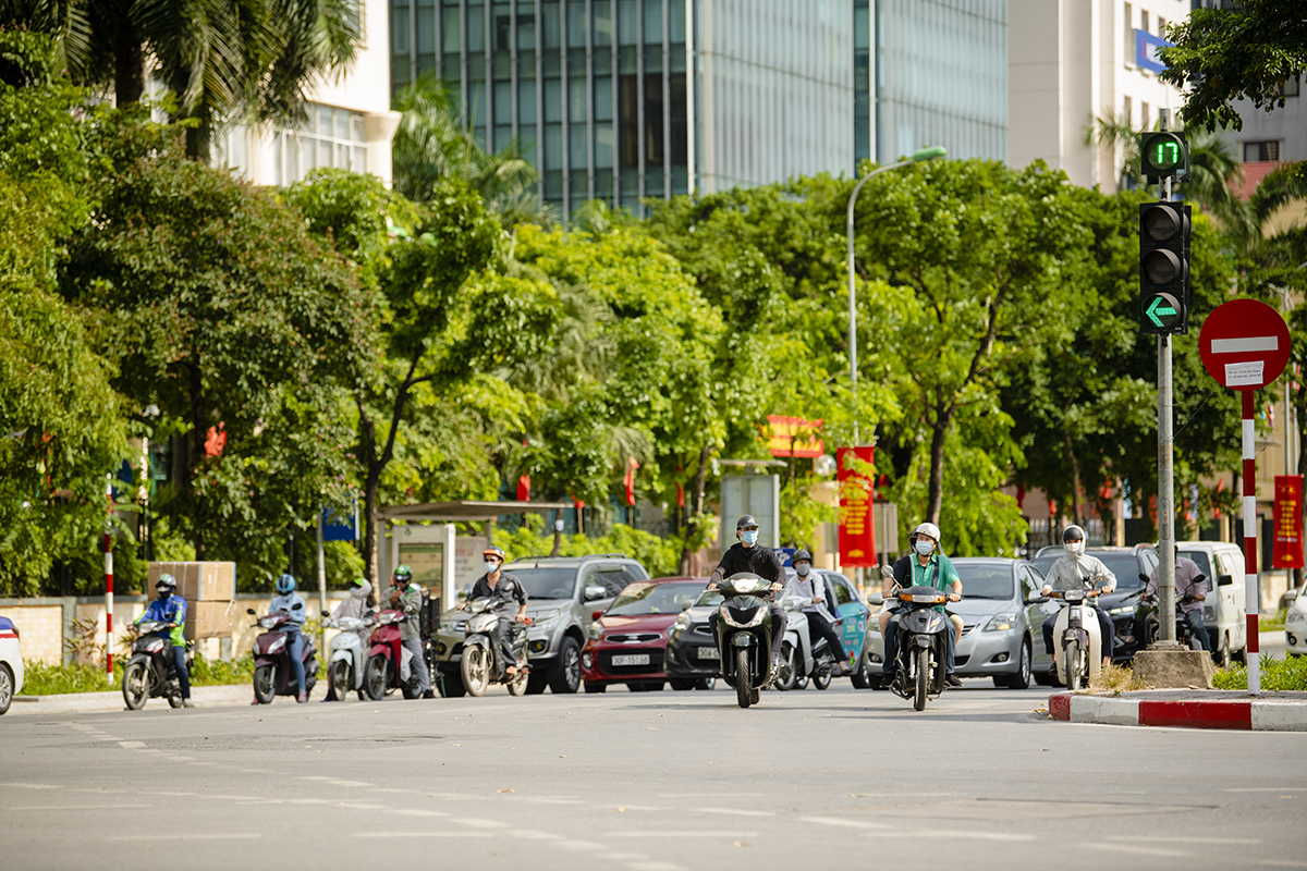 Theo Trung tâm Dự báo Khí tượng Thủy văn Quốc gia, nắng nóng gay gắt tiếp tục bao trùm Bắc Bộ và Trung Bộ trong ngày hôm nay (2/6). Đợt nắng nóng này ở Bắc Bộ có khả năng kéo dài hết ngày 3/6. Nền nhiệt tại Hà Nội phổ biến từ 38 - 40 độ C, có nơi trên 40 độ C.