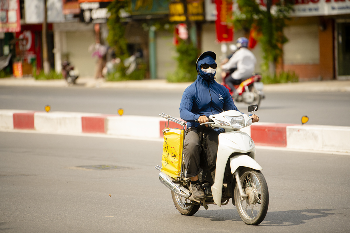 Phần lớn người đi đường đều mặc áo chống nắng, đi găng tay, đeo kính... kín như bưng để che chắn cái nắng cháy da cháy thịt.