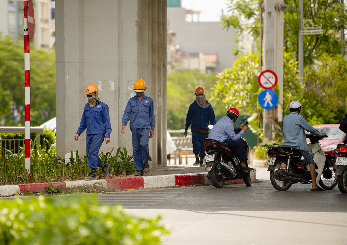 “Ngụy trang” độc đáo chống nắng nóng ở HN: Lấy lá cây quấn quanh người - 5