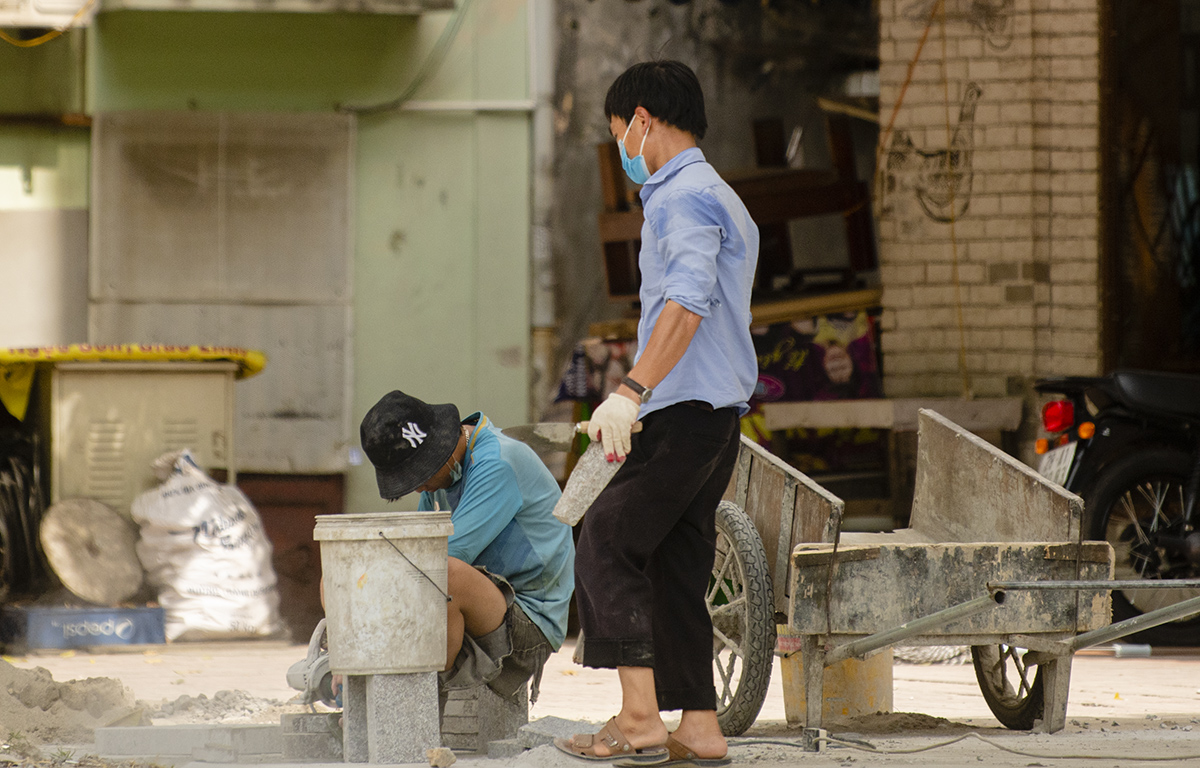 Người dân chật vật mưu sinh trong cái nóng hơn 40 độ C.