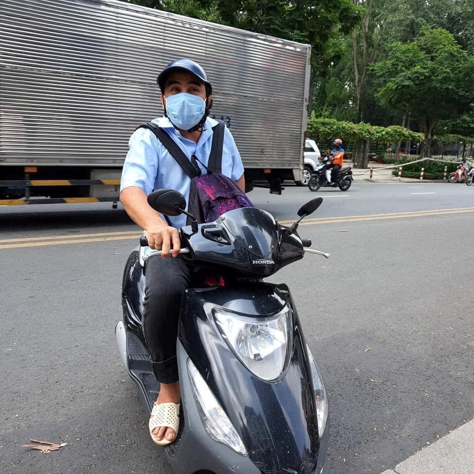 Quyền Linh đi xe máy mang theo ba lô tiền mặt để tới ủng hộ quỹ phòng chống dịch Covid