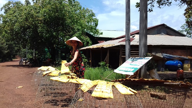 Lấy măng về, bà Vân sẽ tiến hành luộc rồi phơi khô để Tết bán.