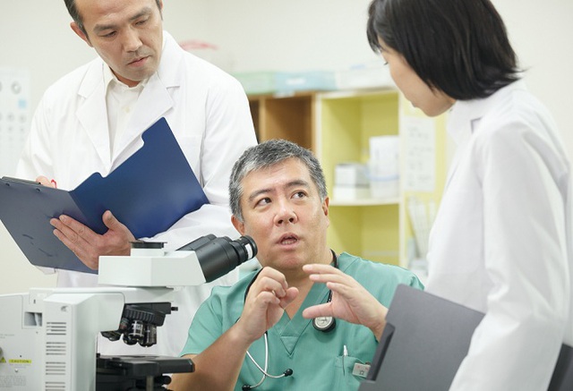 Tiến sĩ, bác sĩ Daisuke Tachikawa đã dành gần 30 năm để nghiên cứu về bệnh ung thư và các phương pháp điều trị