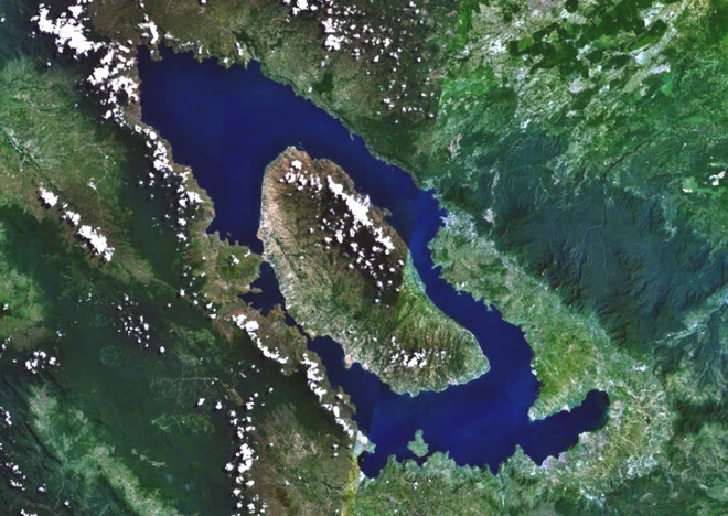 Hồ Toba ở Indonesia thật ra là một siêu núi lửa từng khiến loài người ngừng sinh sôi - Ảnh: NASA