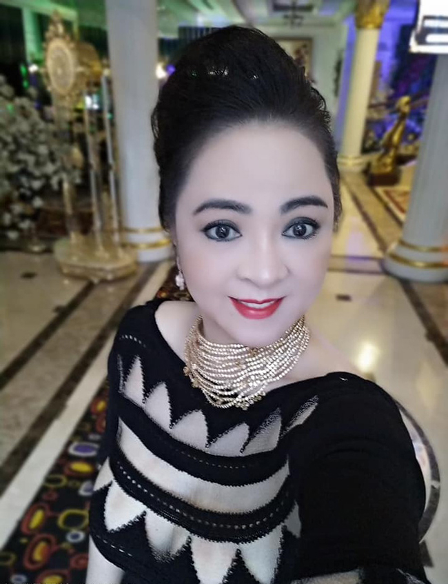 Không ít cư dân mạng nhận xét thời trang gợi cảm và những bộ trang sức đắt tiền của bà Phương Hằng là một điểm nhấn bên cạnh nội dung livestream.
