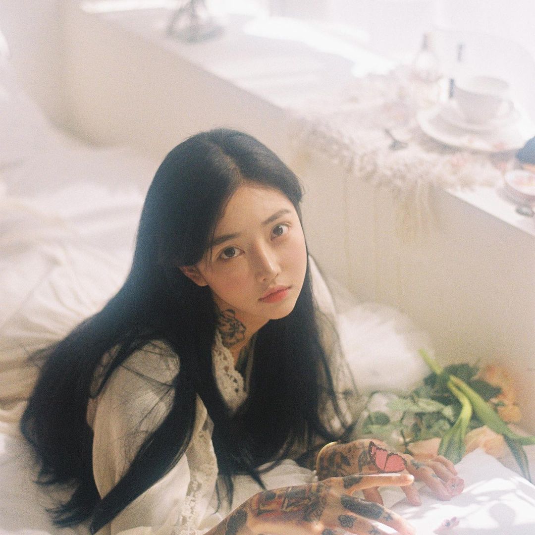 Ahn Lina là thợ xăm người Hàn Quốc được biết đến vì xinh đẹp và cá tính.