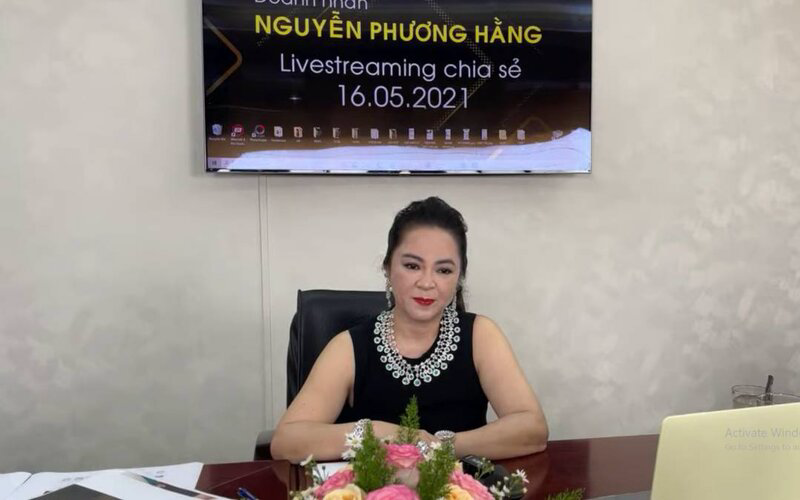 Một bộ trang sức kim cương khác cũng được bà Phương Hằng trưng diện trong livestream