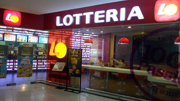 Cửa hàng Lotteria cũng thưa vắng bóng khách