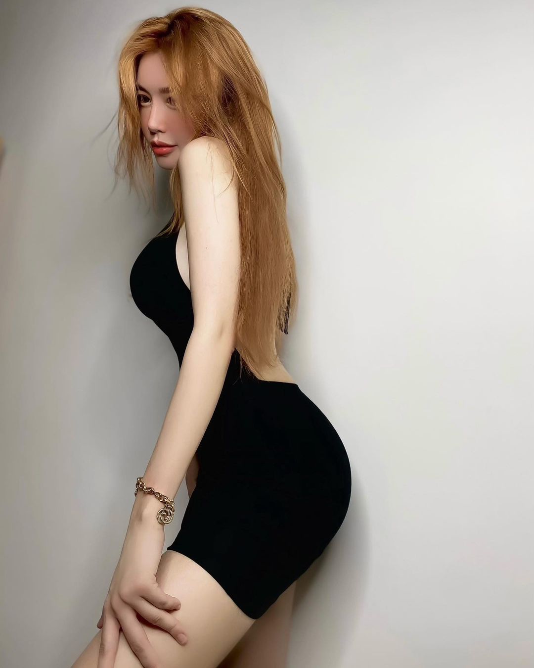 Trang phục tôn đường cong của "bà mẹ 2 con" hot nhất nhì showbiz Việt.