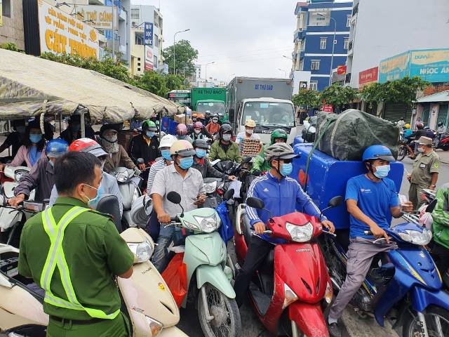 UBND TP.HCM yêu cầu cán bộ, công chức, viên chức, người lao động ở quận Gò Vấp và phường Thạnh Lộc (quận 12) có kết quả âm tính với SARS-CoV-2 mới được rời địa bàn.