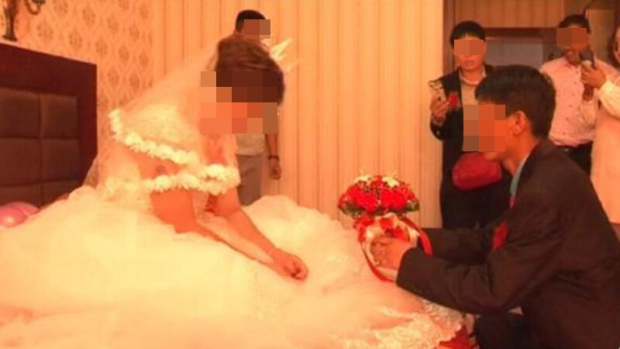 Người đàn ông phát hiện vợ mình làm đám cưới với người khác sau khi xem video phát trực tuyến.