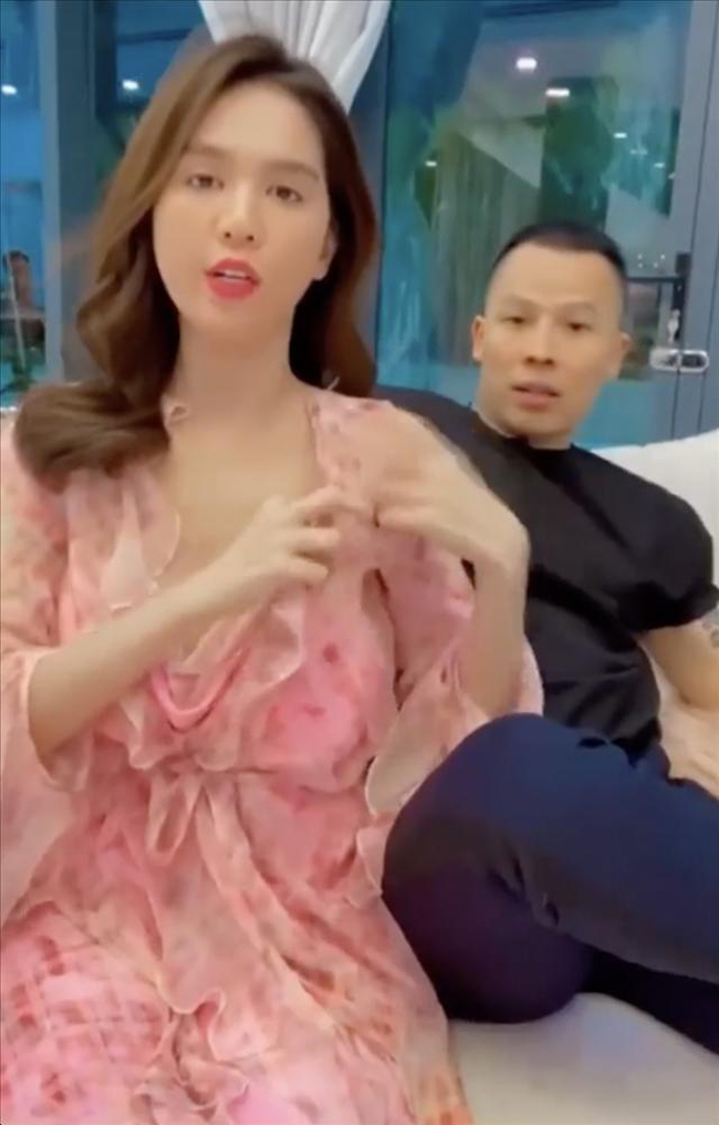 Độ hot của "nữ hoàng nội y" Ngọc Trinh khi livestream cũng bị giảm nhiệt bởi sức hút từ tên tuổi của nữ doanh nhân Phương Hằng.
