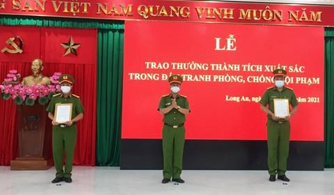 Phó giám đốc công an tỉnh khen thưởng đột xuất các đơn vị phá án nhanh