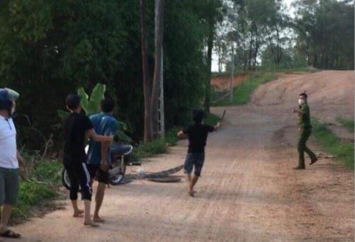 Hình ảnh công an bị Nguyễn Văn Hoàng và Nguyễn Văn Hiến tấn công