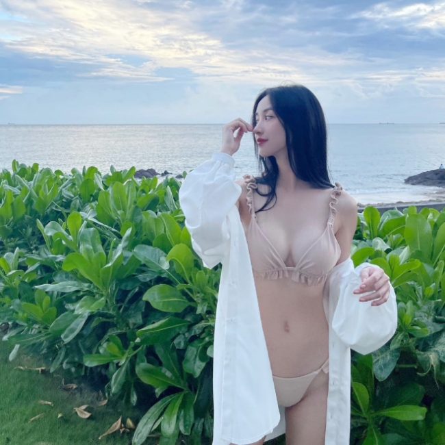 "Cô bé trà sữa Việt" táo bạo trong thiết kế bikini màu nude tạo cảm giác có có, không không.
