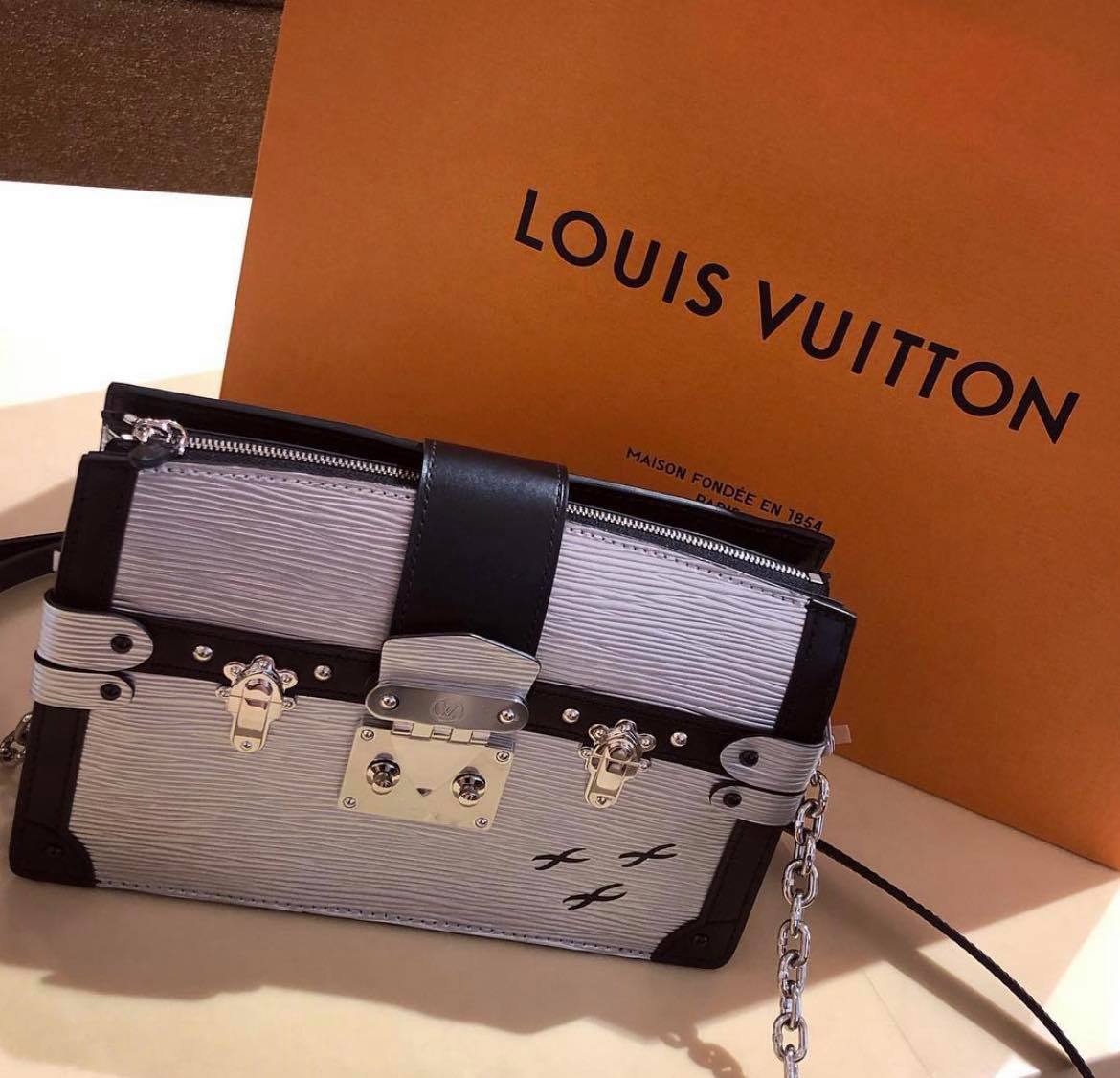 Một chiếc túi xách thương hiệu Louis Vuitton dòng Petite Malle màu xám/đen có giá 5.500 USD (khoảng gần 130 triệu đồng).