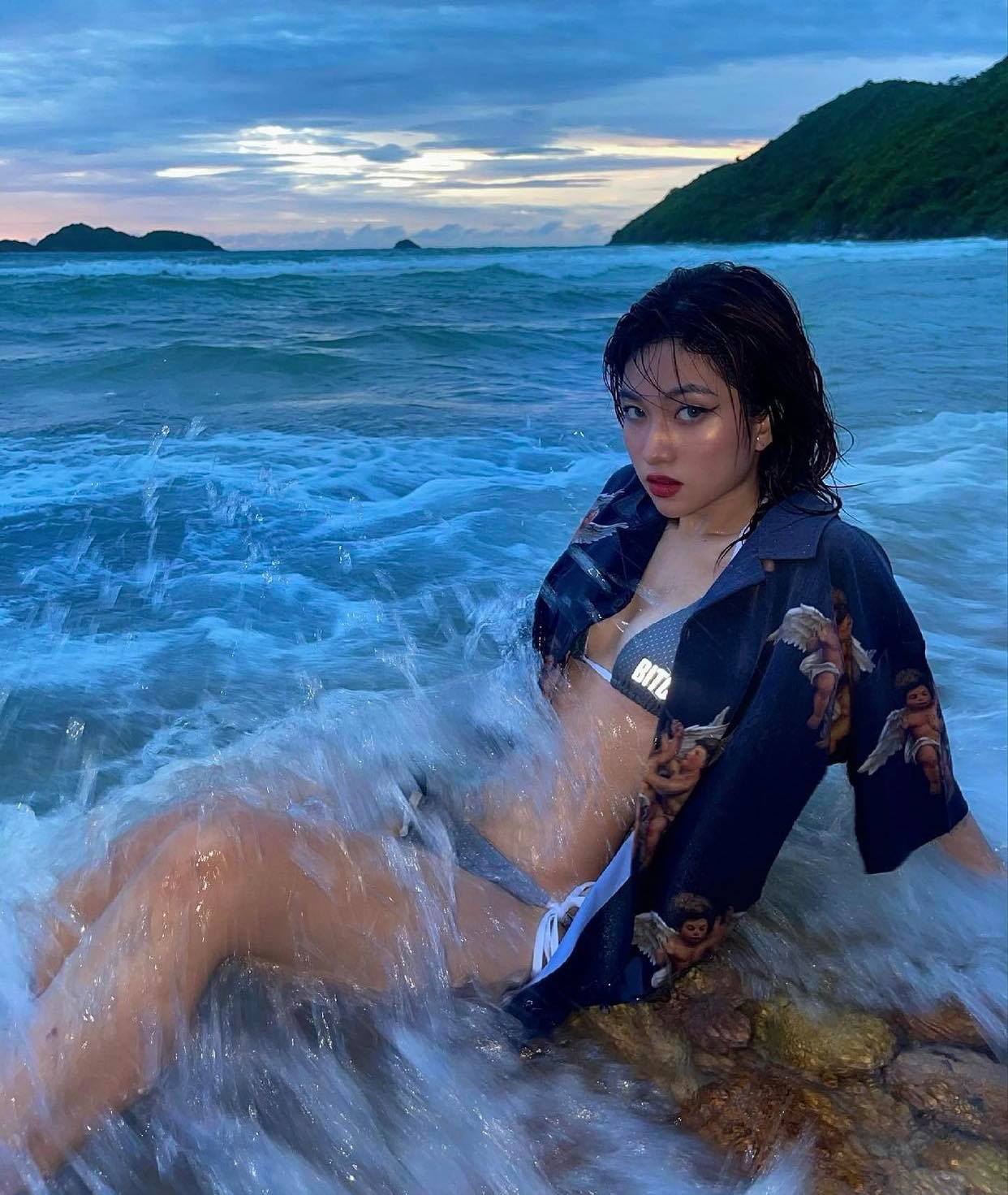 Trần Đoàn Bảo Ngọc gây ấn tượng với bộ bikini phát sáng như "Nữ hoàng bóng đêm" đích thực ngoài biển khơi.