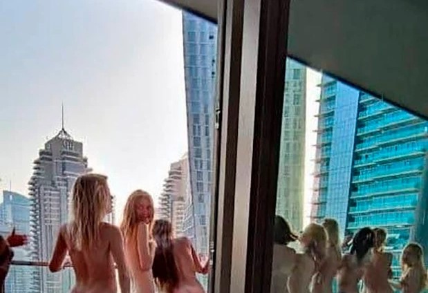 Nhóm người mẫu khỏa thân chụp ảnh ngoài ban công tòa nhà chọc trời ở Dubai gây xôn xao hồi tháng 4. Ảnh: The Sun