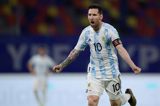 Messi ăn mừng bàn thắng trên chấm phạt đền cho ĐT Argentina