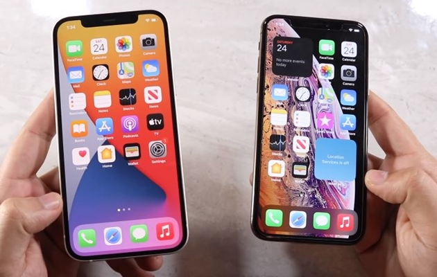 iPhone 12 trái và iPhone XS phải