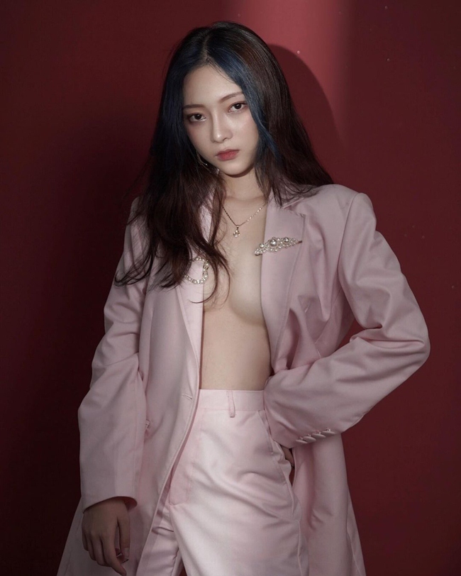 Trước đó, hot girl 2k2 cũng khoe ảnh diện áo vest, thả vòng 1 trên trang cá nhân. Nói về phong cách sexy, Linh Chichan cho biết, đừng nhìn vẻ ngoài của một người mà đánh đồng tất cả.
