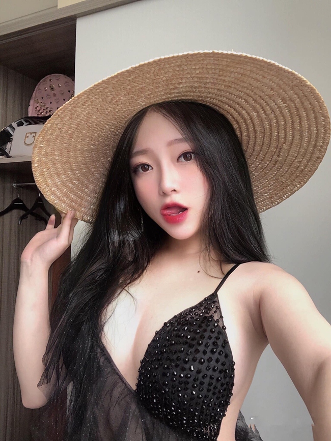 Hình ảnh sexy của streamer xứ Lạng gây tranh cãi trái chiều trên mạng xã hội. Nhiều người cho rằng, Linh Chichan nên tiết chế hơn trong việc ăn mặc ra phố.
