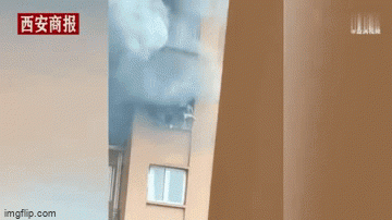 Cô gái trèo qua cửa sổ chung cư để thoát khỏi đám cháy, cảnh tượng tiếp theo gây sợ hãi tột độ - 1