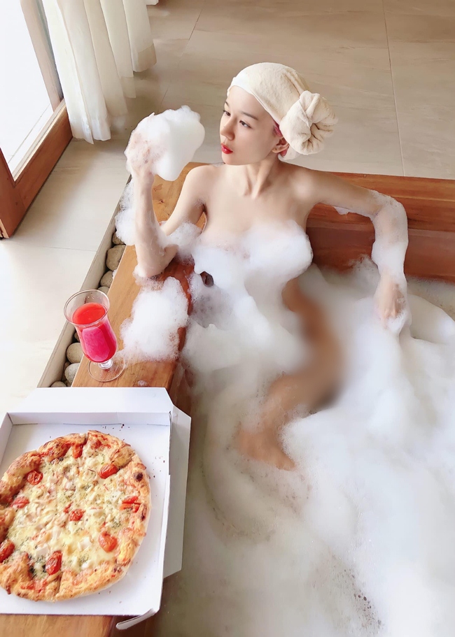 Cách đây không lâu, nữ streamer nóng bỏng cũng tung ảnh tắm bồn cực sexy. Trong ảnh, Thiên Thy để lộ một phần vòng 3, dùng bọt xà phòng che đi điểm nhạy cảm. Sở hữu nhan sắc gợi cảm, không ít lần streamer 9X gặp sự cố như bị gạ tình hay lấy ảnh đi giả mạo trên nhóm chat nhạy cảm.
