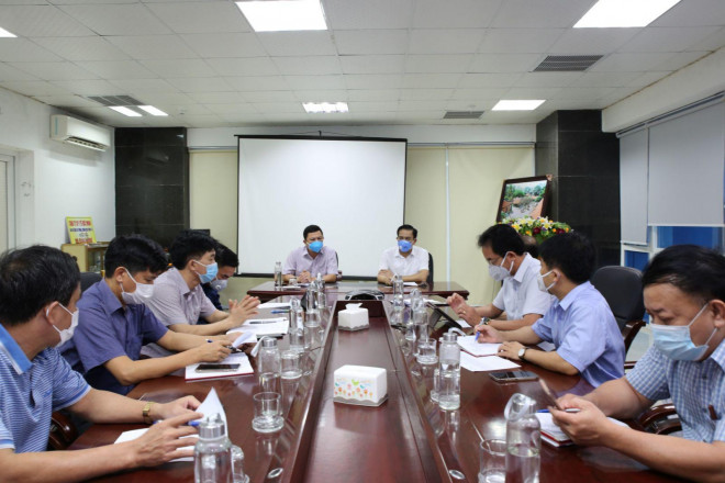 Chủ tịch UBND tỉnh Hà Tĩnh chủ trì cuộc họp khẩn trong đêm khi phát hiện các ca dương tính dương tính với SARS-CoV-2