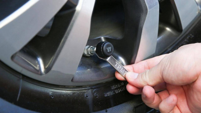 Cảm biến áp suất lốp có thể hết pin sau một thời gian sử dụng và chủ xe phải thay pin mới để thuận lợi cho việc theo dõi tình trạng lốp