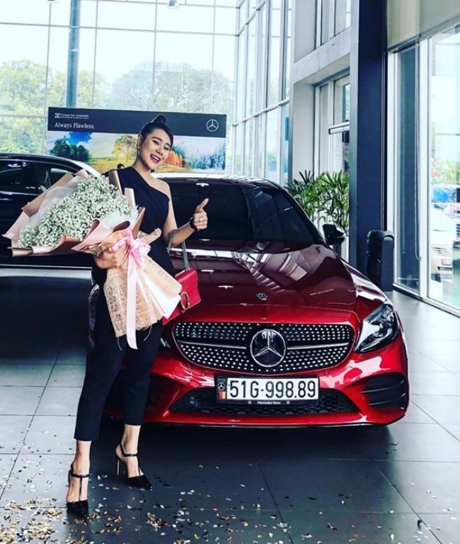 Nữ diễn viên dùng tiền tích góp để tậu xe Mercedes-Benz C300 màu đỏ trị giá 2,1 tỷ đồng.
