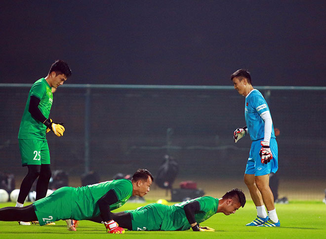 Văn Lâm không thể sang UAE cùng ĐT Việt Nam thi đấu vòng loại World Cup, thầy Park sẽ phải đau đầu lựa chọn một trong 3 cái tên kể trên bắt chính trong khung thành ở những trận đấu với Indonesia (7/6), Malaysia (11/6) và UAE (15/6).