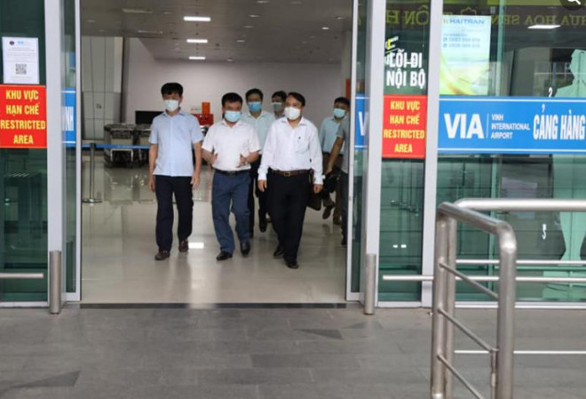 Ban chỉ đạo Phòng chống dịch Covid-19 tỉnh Nghệ An làm việc Cảng hàng không quốc tế Vinh sau khi phát hiện 2 ca dương tính SARS-CoV-2 - Ảnh: Cơ quan chức năng cung cấp