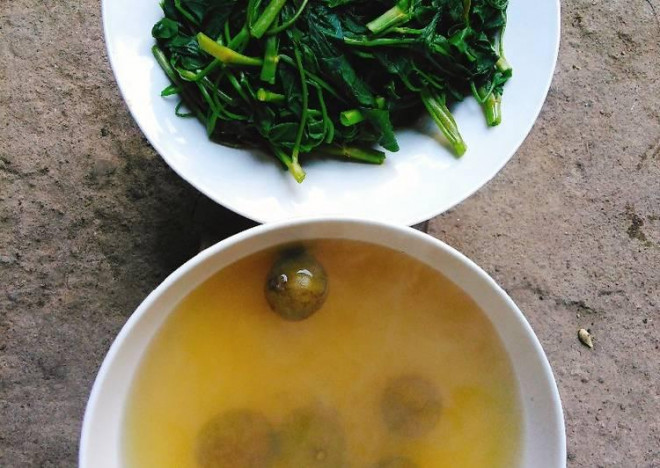 Canh chua rau muống sấu dầm - Ảnh: Báo Dak Lak