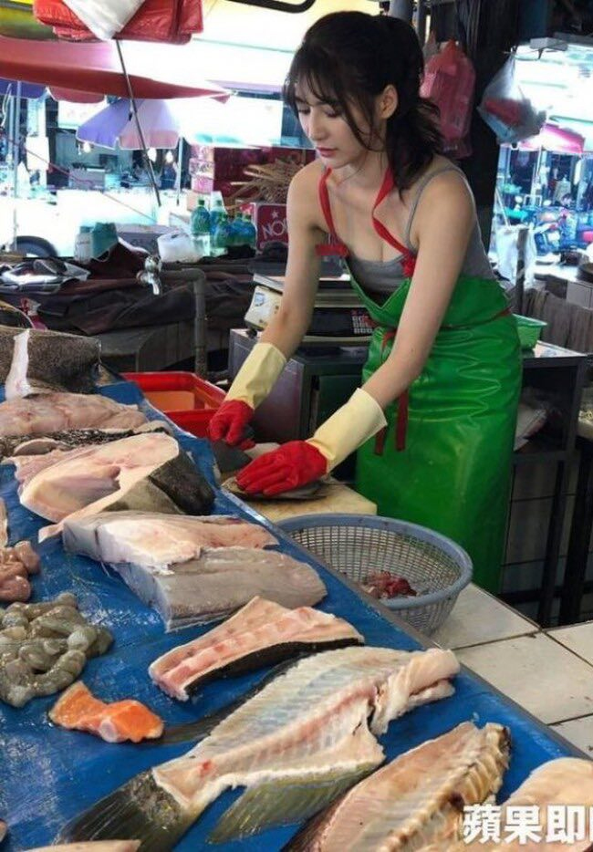 Liu Pengpeng  nổi tiếng trên mạng xã hội nhờ những bức hình chụp trộm khi đang bán cá ở khu chợ thuộc thành phố Chương Hóa (Đài Loan, Trung Quốc).
