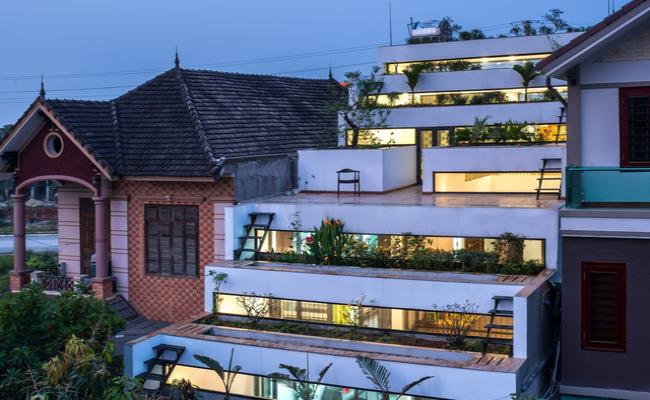 Với diện tích 110m2, ngôi nhà của gia đình anh Trần Xuân Hùng (Hà Tĩnh) có thiết kế độc đáo, kết hợp hài hòa giữa kiến trúc và nông nghiệp. 
