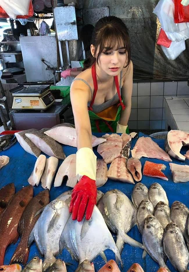 Theo Shanghaiist cho biết, lúc bị chụp trộm, hot girl này đang phụ việc bán hàng ở sạp cá của mẹ.
