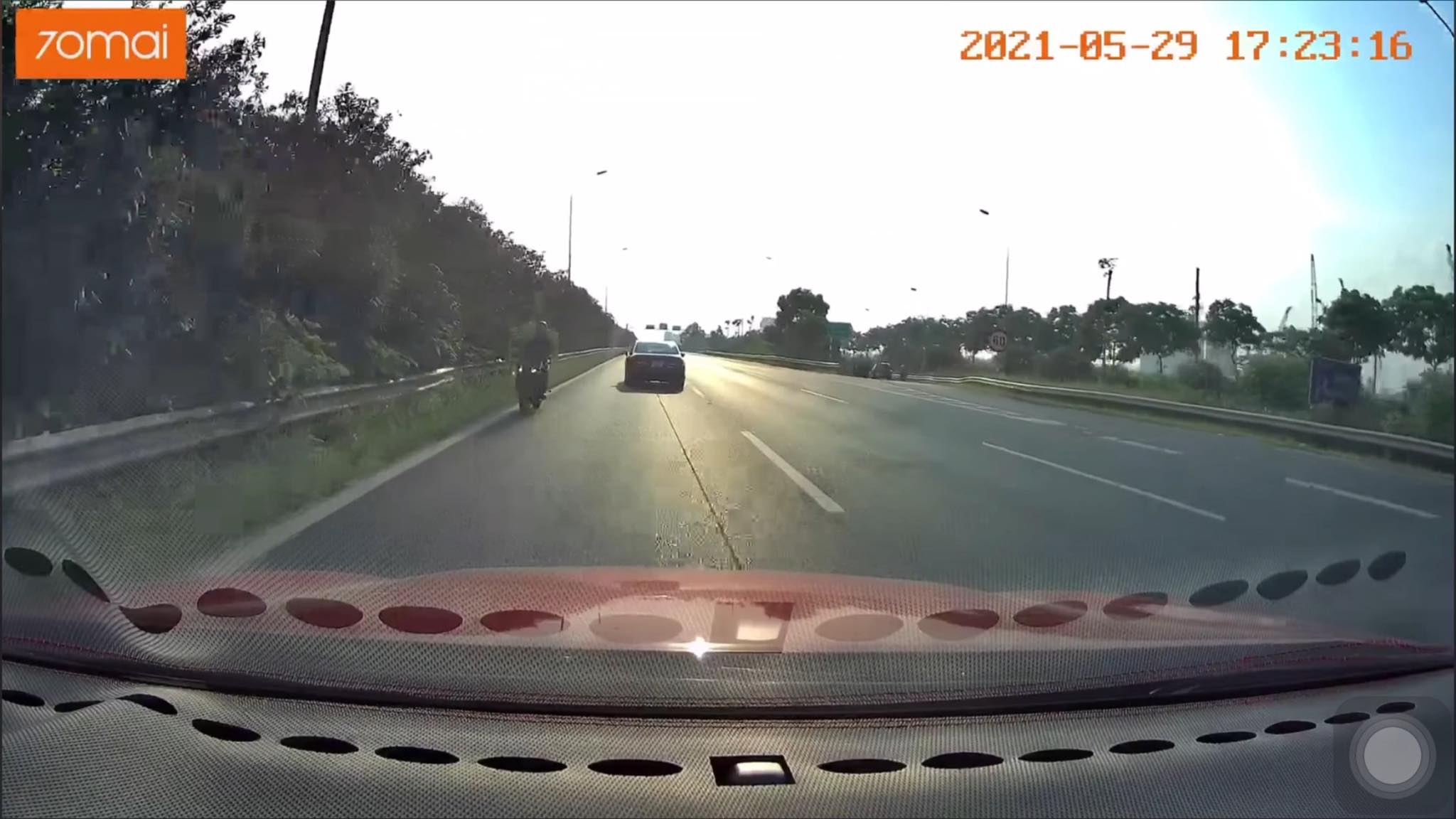 Xe máy chạy ngược chiều cực kỳ nguy hiểm trên Đại lộ Thăng Long.