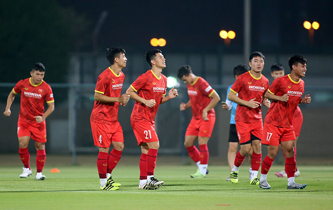 Kể từ ngày 4/6, HLV Park Hang Seo cho các học trò ra sân tập vào lúc 20h30 (giờ UAE) để làm quen với khung giờ thi đấu.