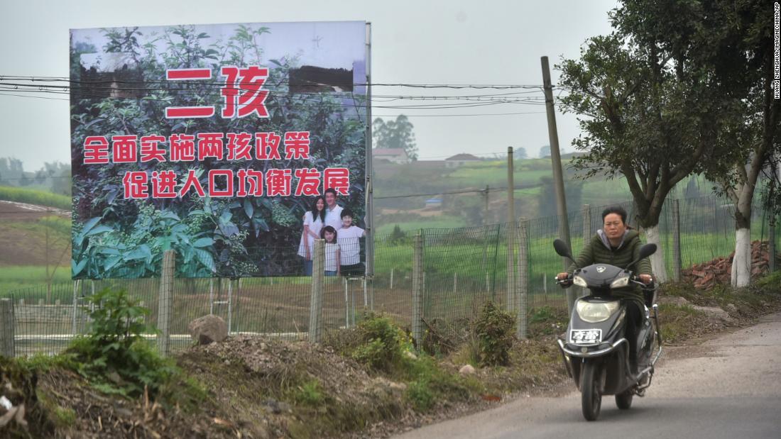 Một áp phích khuyến khích sinh con thứ hai ở Trung Quốc.