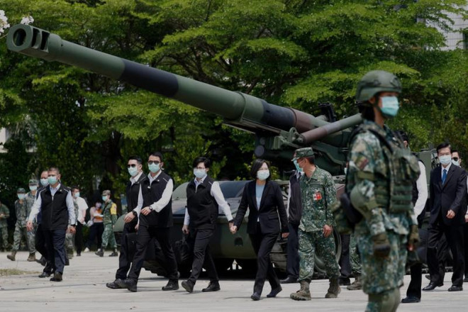 Lãnh đạo Đài Loan Thái Anh Văn&nbsp;(giữa)&nbsp;thăm căn cứ quân sự ở TP Đài Nam hồi tháng 4-2020. Ảnh: AP