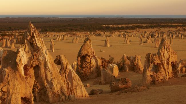 The Pinnacles, Vườn quốc gia Nambung - Tây Úc: Nằm rải rác trong Vườn Quốc gia Nambung, những mỏm đá vôi này được hình thành sau khi một biển nước cổ xưa từng ở đây rút đi.&nbsp;
