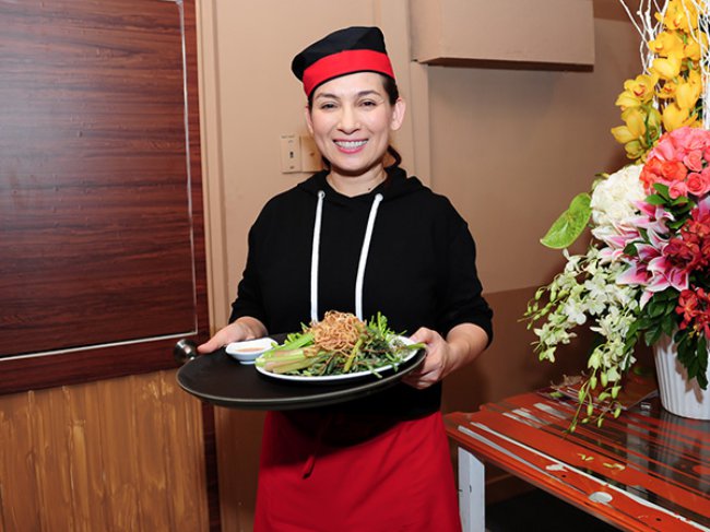 Trước dịch Covid-19, các nhà hàng chay của Phi Nhung lúc nào cũng nườm nượp khách, mang đến cho nữ ca sĩ nguồn doanh thu ổn định.
