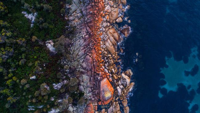 Khu bảo tồn Vịnh Lửa - Tasmania: Bãi biển đầy cát trắng, những tảng đá lốm đốm màu cam và làn nước màu ngọc lam lấp lánh khiến khu bảo tồn Vịnh Lửa trở thành một điểm đến không thể thiếu của nhiều du khách. 
