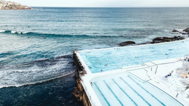 Bondi - New South Wales: Khi đứng trên núi băng Bondi vào buổi sáng mùa hè, nhấm nháp một tách cà phê và ngắm những người lướt ván đang bắt sóng, bạn sẽ cảm thấy thật sự thỏa mãn.&nbsp;
