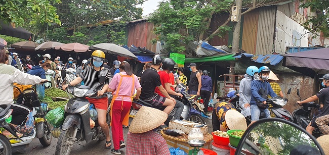 Cảnh tấp nập, đông đúc tại chợ đầu mối phía Nam Hà Nội vào mỗi buổi sáng.